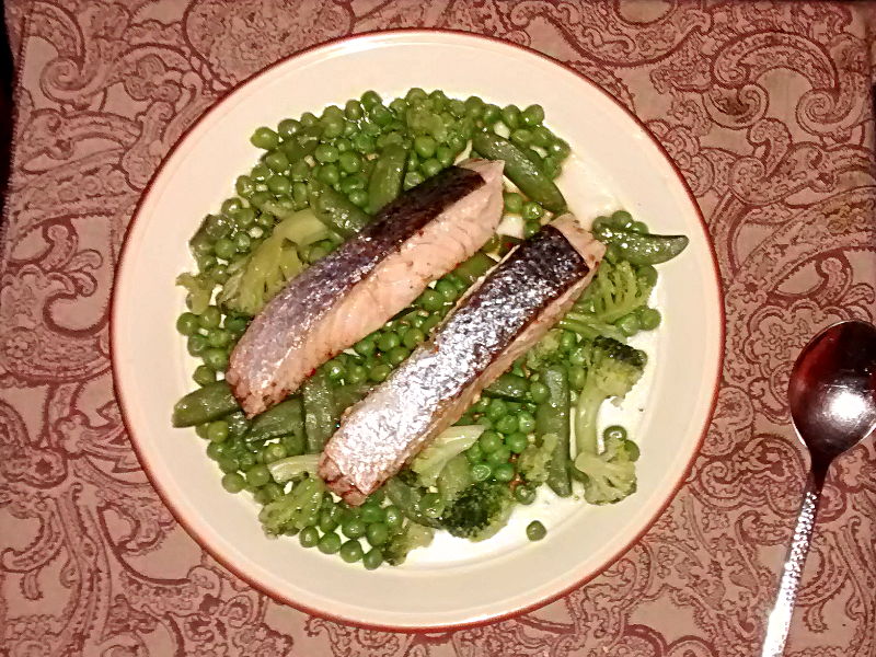 Steamed salmon and steamed vegetables