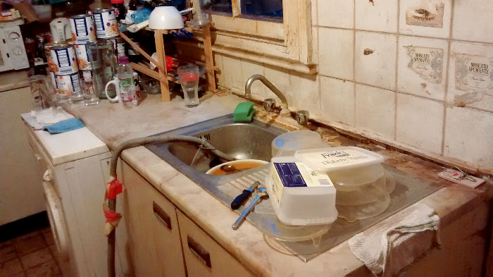 My old sink unit looking
                  really rotten at the back. The bottom of the side
                  supports are also really rotten