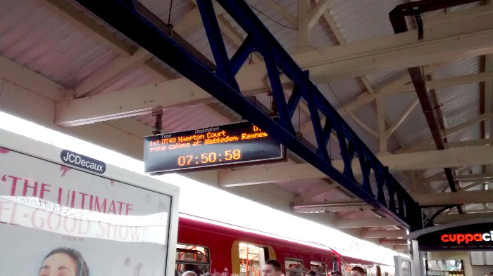 A train at platform
                          1 at Earlsfield - Hoorah !