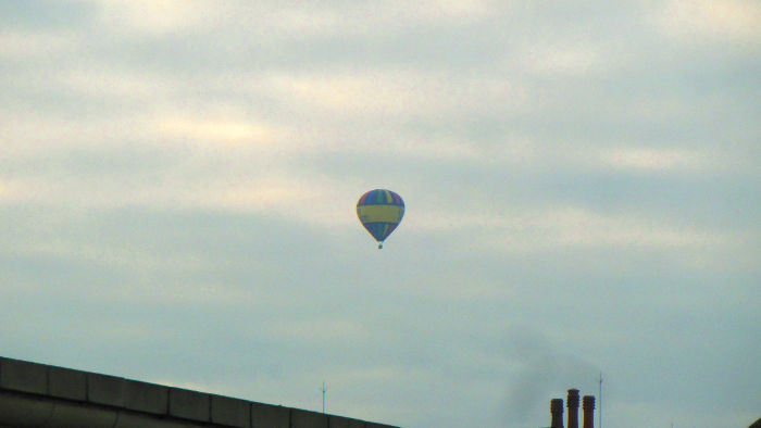 hot air balloon seen from Earlsfield
                            station