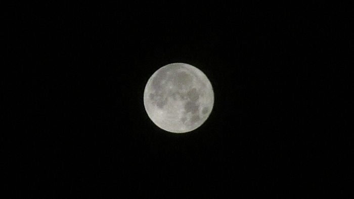 The moon in a slightly misty
                  sky - Wed 14th Dec 2016