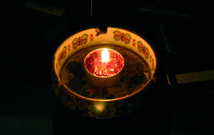 candle flame on red
                        glitter tea light