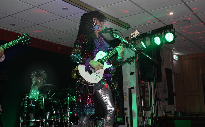 Des Hanna - lead
                        guitar and singer of Glamstar