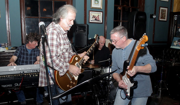 Unnamed guitar player
                        on the left, and Chris Mayer on the right