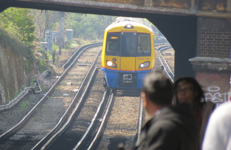 full zoom lens to snap
                      my train approaching from far away