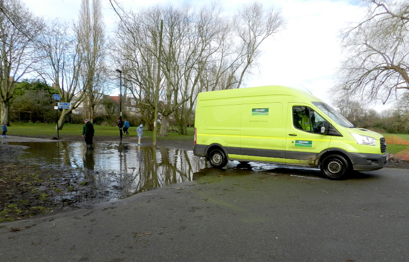 Glendale
                                    inspecting the worlds biggest
                                    puddle