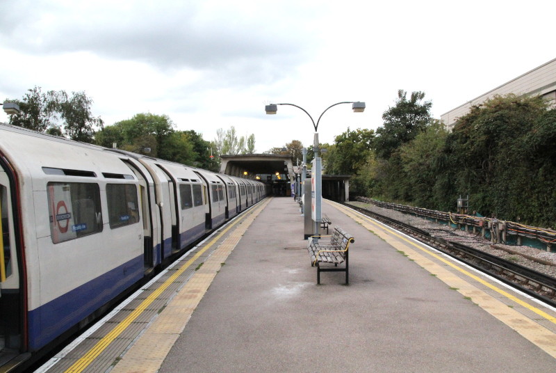 Cockfosters
                              station platform with building at the end
                              of the platform