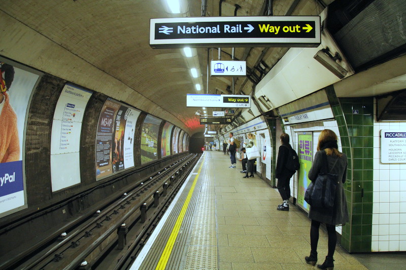 Victoria line
                              platform