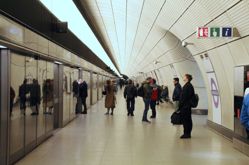 Farringdon
                              Elizabeth line platform